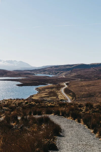 Leathan 湖的看法和路从 Storr 跋涉的老人 斯凯岛 苏格兰 白雪皑皑山在背景上 — 图库照片