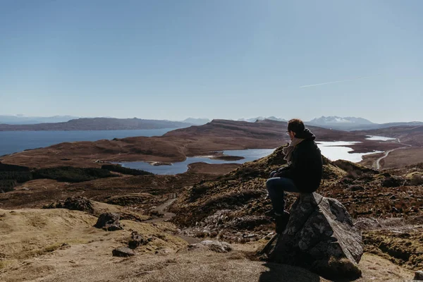 Człowiek Relaks Szczycie Old Man Storr Spacerem Wyspie Isle Skye — Zdjęcie stockowe
