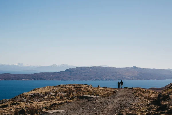 斯凯岛 苏格兰 2018年3月19日 夫妇步行 Storr 的老人走在斯凯 山和湖的背景 Storr 跋涉是岛上最著名最繁忙的散步 — 图库照片