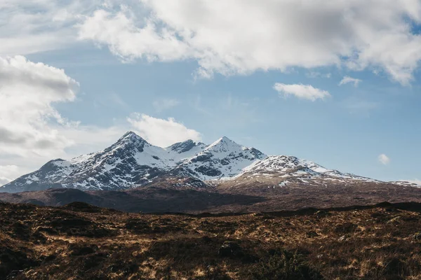 苏格兰高地 苏格兰 多云蓝天和雪山背景景观观 — 图库照片