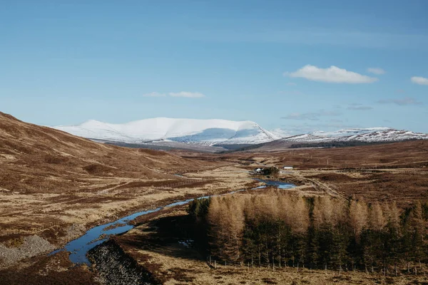苏格兰高地 苏格兰 蓝天和雪山背景景观视图 — 图库照片