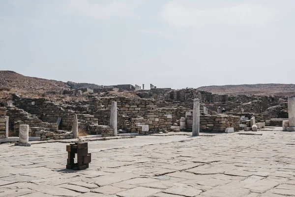 Sight metal statue by Antony Gormley on the island of Delos, Gre — Stock Photo, Image