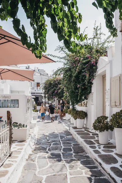 Yunanistan 'ın Mykonos kasabası olarak da bilinen Hora' da dar bir sokakta beyaz binalar.