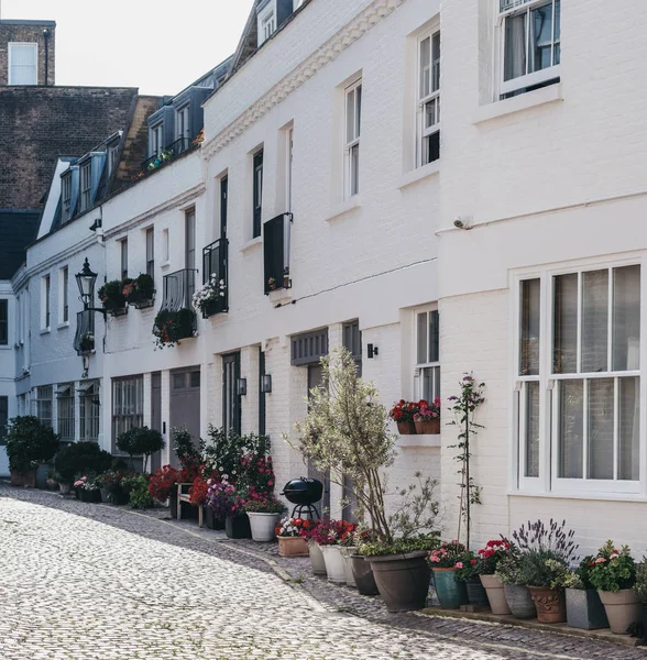 Fila de casas típicas con balcones Julieta en Londres, Reino Unido . — Foto de Stock