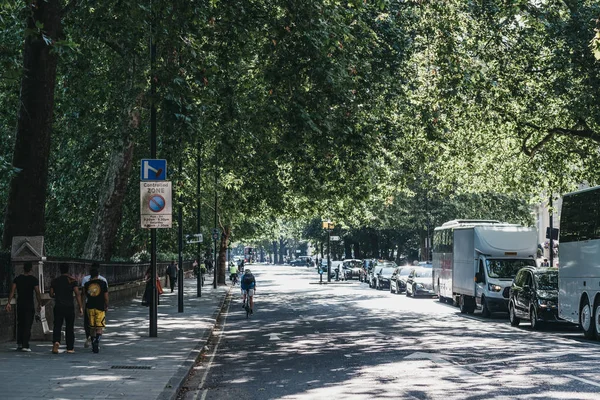 Mann radelt im Verkehr in London, Großbritannien, im Sommer an Autos vorbei, Motiv — Stockfoto