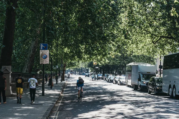 Mann radelt im Verkehr in London, Großbritannien, im Sommer an Autos vorbei, Motiv — Stockfoto