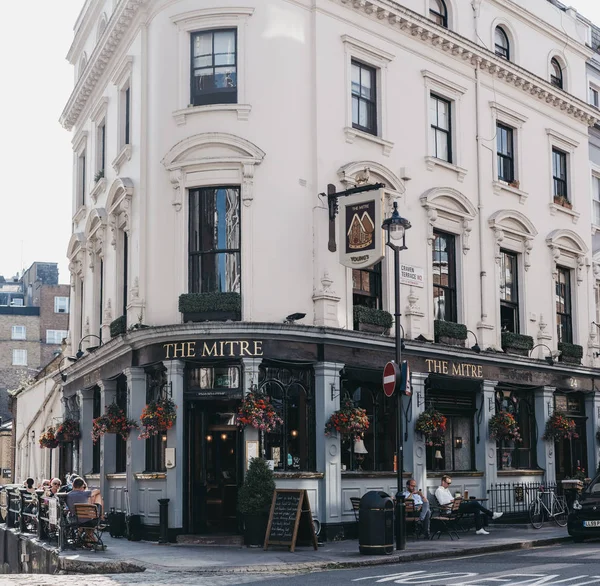 People sitting outside The Mitre pub in Lancaster Gate, London, — Stock Photo, Image