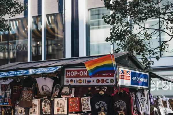 Regenbogenfahne auf Souvenirständen in der Oxford Street, London, Großbritannien. — Stockfoto