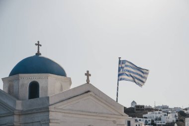Yunanistan 'ın Mykonos kentindeki ortodoks kilisesinde Yunan bayrağı dalgalandı