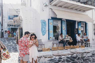 Hora (Mykonos Town), Yunanistan 'da yol tarifi arayan çift.