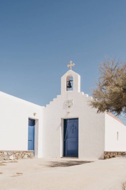 Yunanistan 'ın Mykonos kentinde mavi kapısı olan Ortodoks Kilisesi.