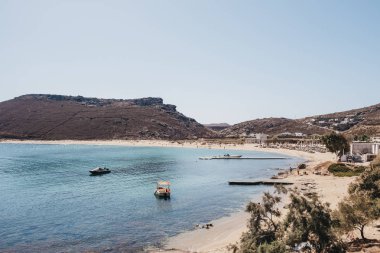 Güneşli bir günde Panormos Sahili 'nin yüksek açılı manzarası, Mykonos.