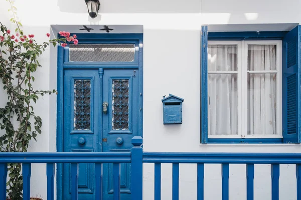 Fachada de una típica casa blanca de Mykonos, Grecia . —  Fotos de Stock