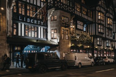 Oxfor 'da Noel ağaçlarıyla Özgürlük Dükkanı Cephesi