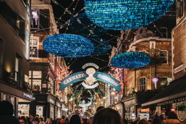 Sıfır Projesi kapsamında yürüyen insanlar Noel temalı