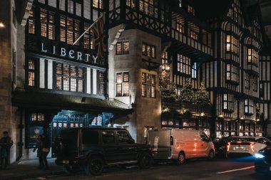 Oxfor 'da Noel ağaçlarıyla Özgürlük Dükkanı Cephesi