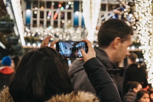 Vrouw neemt foto 's binnen Kingly Court versierd met Kerstmis — Stockfoto