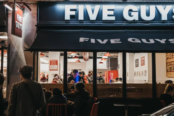 Pessoas dentro e fora do restaurante Five Guys em Oxford Street, Londres , — Fotografia de Stock