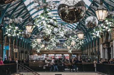 Yılbaşı süsleri ve dev baubles Covent Garden pazarında,
