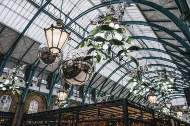Yılbaşı süsleri ve dev baubles Covent Garden pazarında,