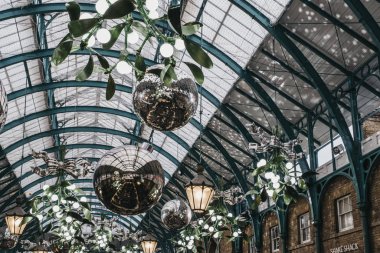 Yılbaşı süsleri ve dev baubles Covent Garden pazarında,