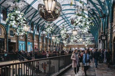 Yılbaşı süsleri ve dev baubles Covent Garden pazarında,