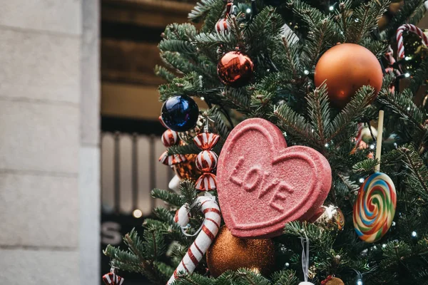 Árbol de Navidad lleno de adornos tradicionales de Navidad, decoración —  Fotos de Stock