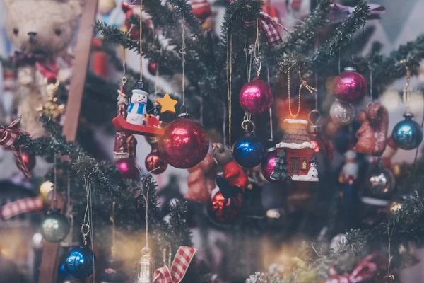 Ver pensado la ventana de las bolas de Navidad y decoraciones en —  Fotos de Stock