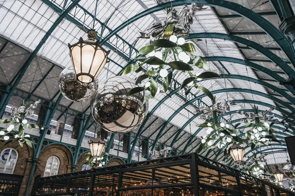 Yılbaşı süsleri ve dev baubles Covent Garden pazarında,