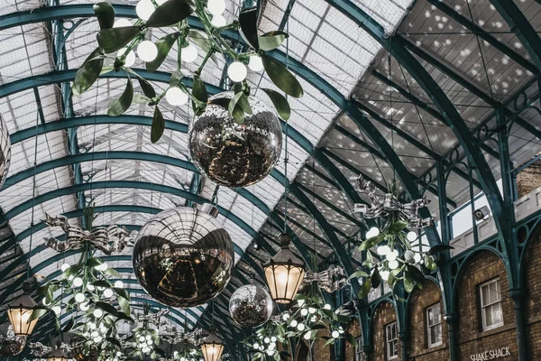 Vánoční ozdoby a obří koule v Covent Garden Market, — Stock fotografie