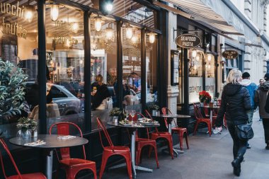 İnsanlar Cove 'daki Pasta Brown restoranının önünden geçiyor.