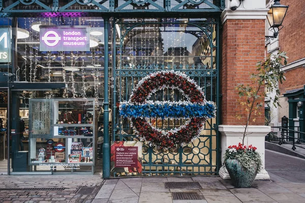 Floral Tfl logosu Mcqueens tarafından Londra Ulaştırma Mus 'u dışında sergileniyor. — Stok fotoğraf