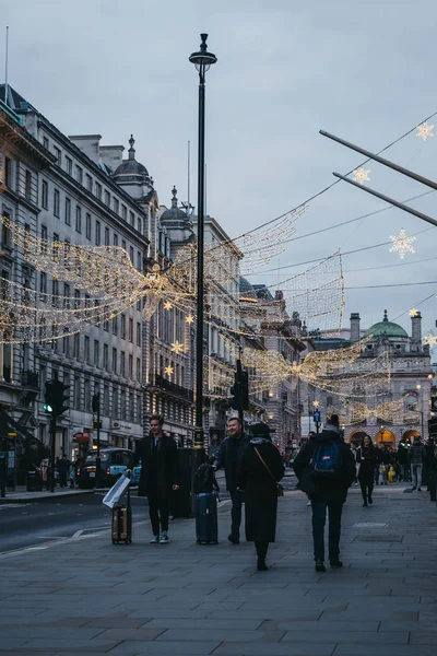 Widok ulicy Regent Street St. James ozdobiony aniołkiem Ligh — Zdjęcie stockowe