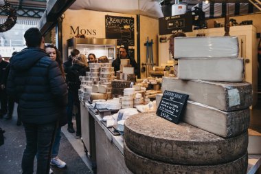 Borough Market, Londo 'da satışta olan peynirler.