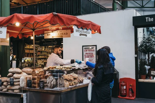 People buy bread and pastries from Bread Ahead stall in Borough — Stock Photo, Image