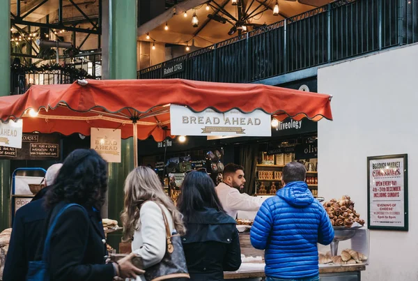 Lidé si kupují chléb a pečivo ze stánku s chlebem v Borough — Stock fotografie