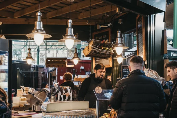 Verkäufer und Kunden am Wurst- und Käsestand im Stadtteil — Stockfoto