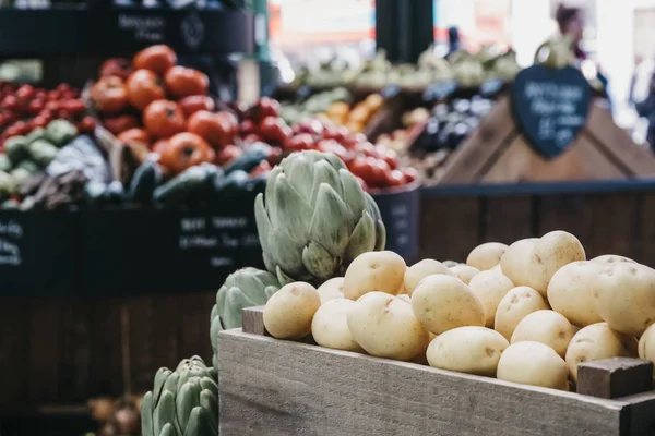 Nieuwe aardappelen te koop op een marktkraam, groenten en fruit op — Stockfoto