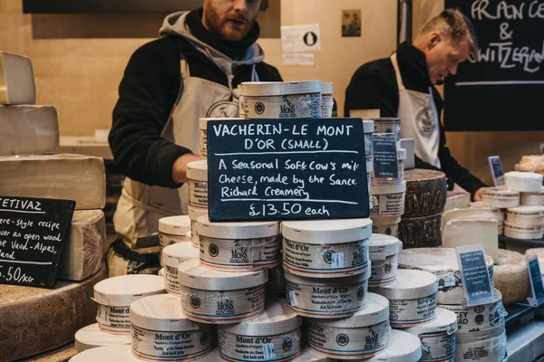 Γαλλικό τυρί προς πώληση σε περίπτερο στο Borough Market, Λονδίνο, — Φωτογραφία Αρχείου