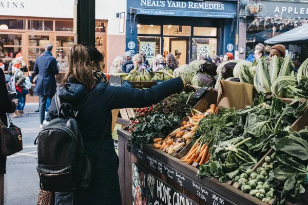 女性ピックアップ新鮮な野菜からTeds Veg stallでBorough — ストック写真