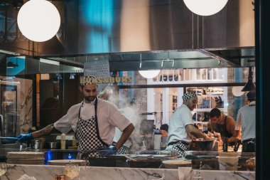 Restoranın içinde yemek pişiren personelin penceresinden bak.