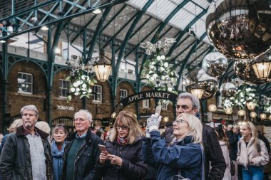 İnsanlar Covent Garden Market, Londra, Uk 'ta fotoğraf çekiyor.