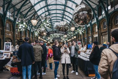 İnsanlar Covent Garden Market, Londra, Uk 'ta fotoğraf çekiyor.
