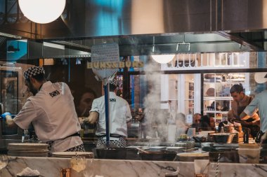 Restoranın içinde yemek pişiren personelin penceresinden bak.