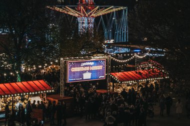 Southbank Merkez Kış Pazarı 'ndaki insanların yüksek açılı görüntüsü, Lon