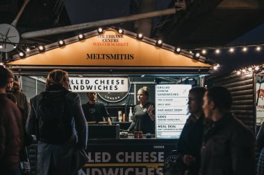 Southbank Centre Winter Mar 'daki Meltsmiths gıda tezgahındaki insanlar.