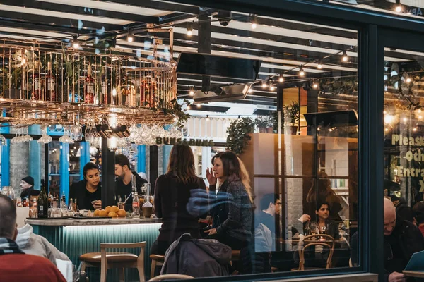 Pohled z okna žen v restauraci Buns and Buns — Stock fotografie