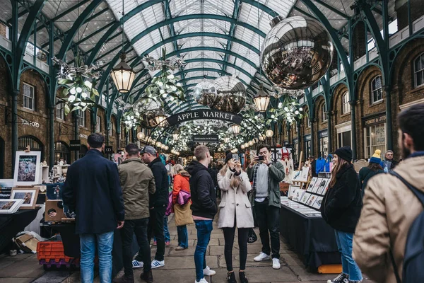Οι άνθρωποι παίρνουν φωτογραφίες στο Covent Garden Market, Λονδίνο, Ηνωμένο Βασίλειο, διακοσμούν — Φωτογραφία Αρχείου