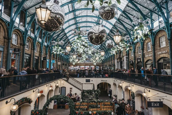 Χριστουγεννιάτικα στολίδια μέσα Covent Garden Market, Λονδίνο, Ηνωμένο Βασίλειο, p — Φωτογραφία Αρχείου