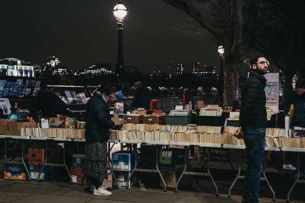 Southbank, Londra 'daki ikinci el kitap pazarındaki insanlar. — Stok fotoğraf